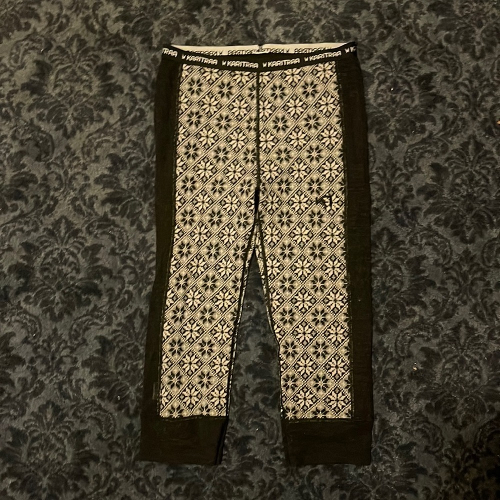 karitraa baselayer capri leggings snowflake print